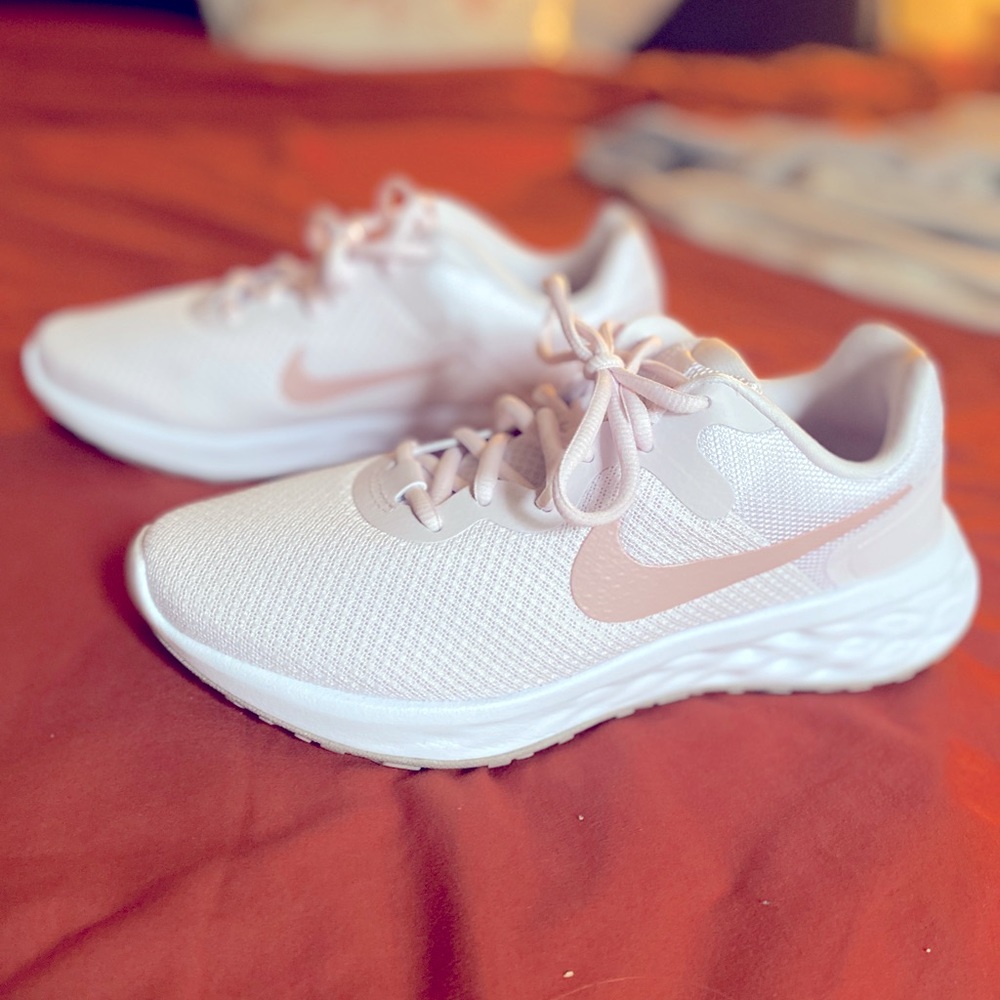 NIKE REVOLUTION. NEVER WORN.